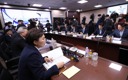 김현미(왼쪽) 국토교통부 장관이 10일 오후 서울 강서구 한국공항공사 대회의실에서 열린 '항공사 CEO 간담회'에 참석해 발언하고 있다.    연합뉴스